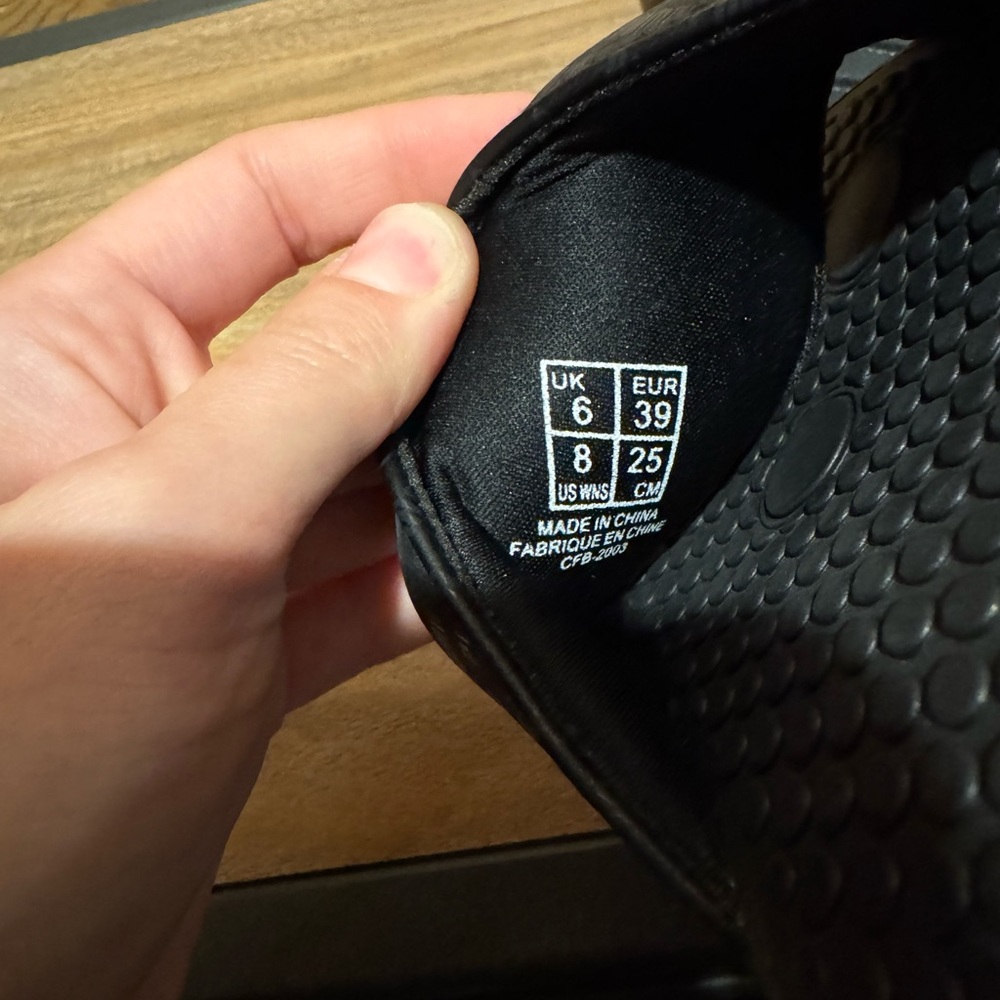 Like New - Women’s Black Puma Slides - Size 8 - Picture 7 of 7